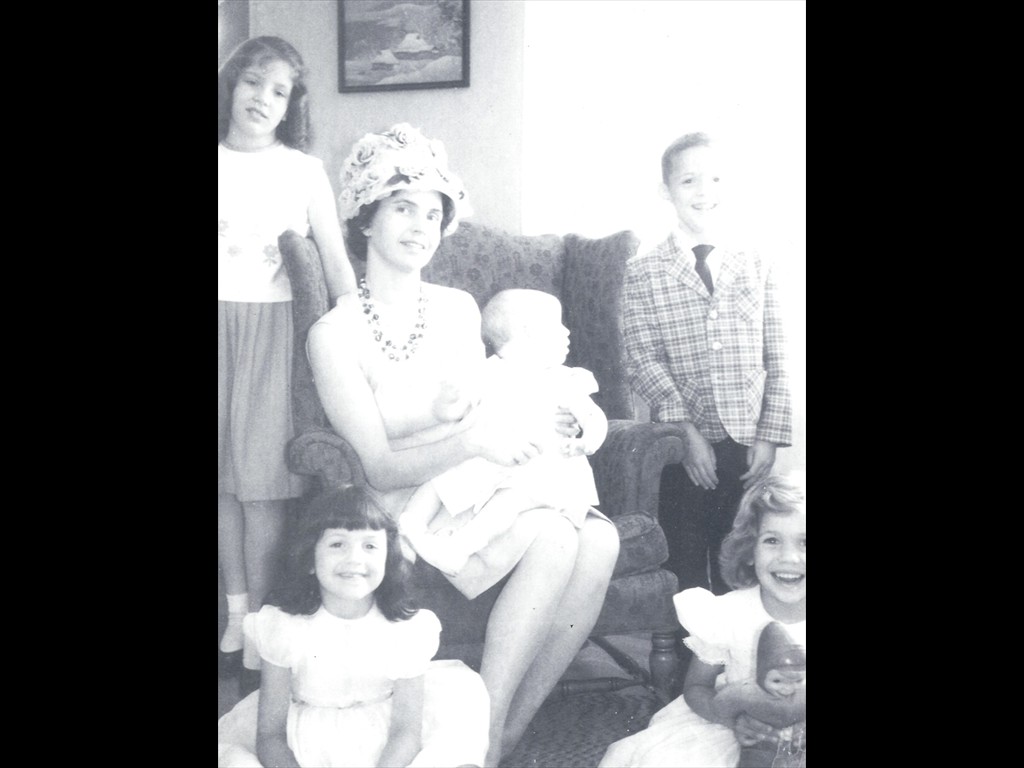 E90 Bobbi With 5 Young Ones